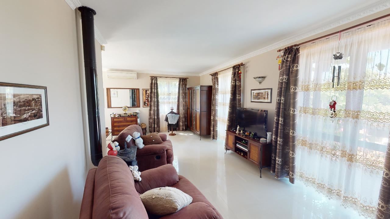 Třípatrový dům s bazénem a panoramatickým výhledem – jen 3 km od Sunny Beach