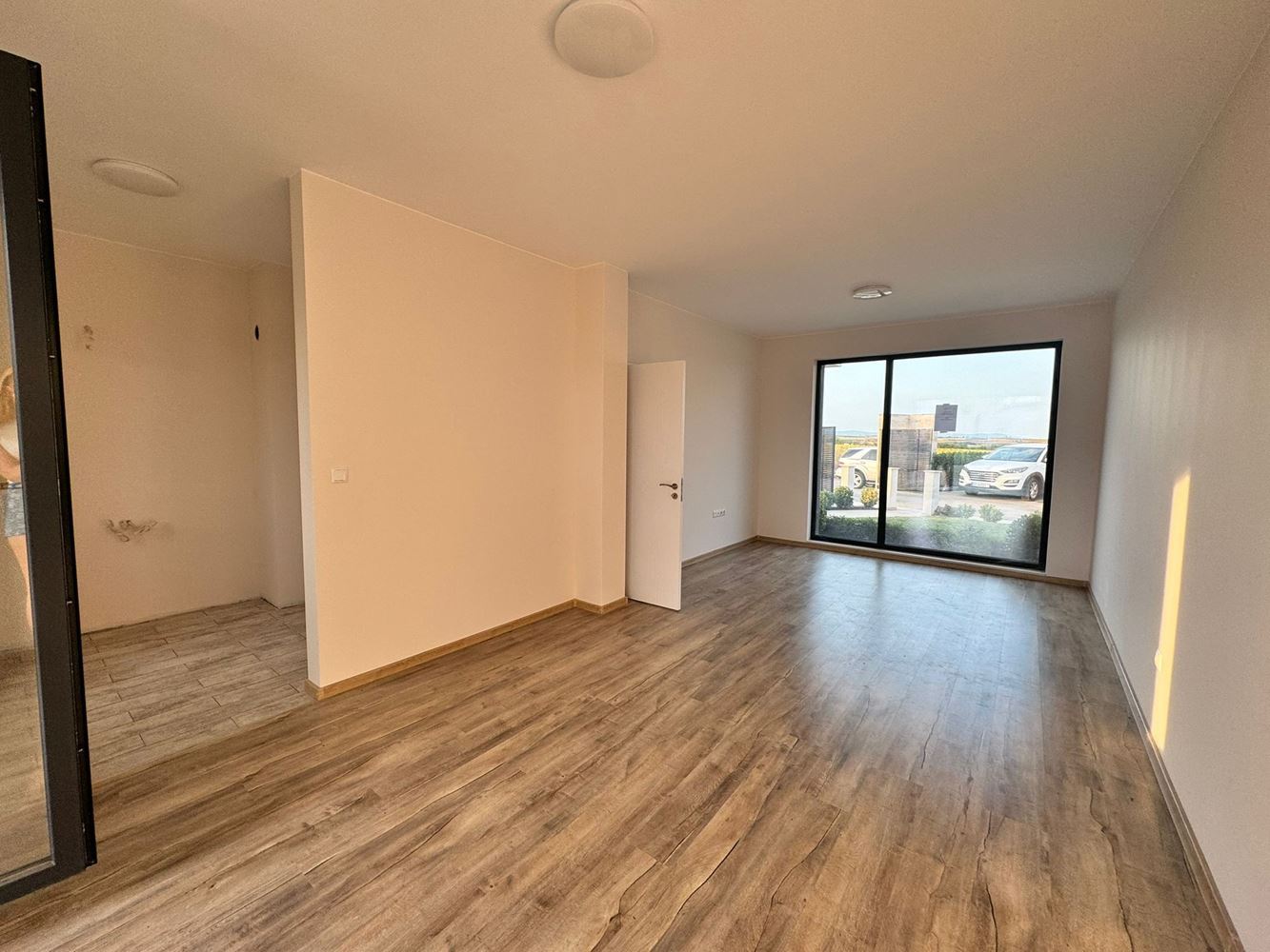 Moderní dvoupatrový dům se zahradou v luxusním komplexu mezi Pomorie a Sarafovo – styl, prostor a příroda