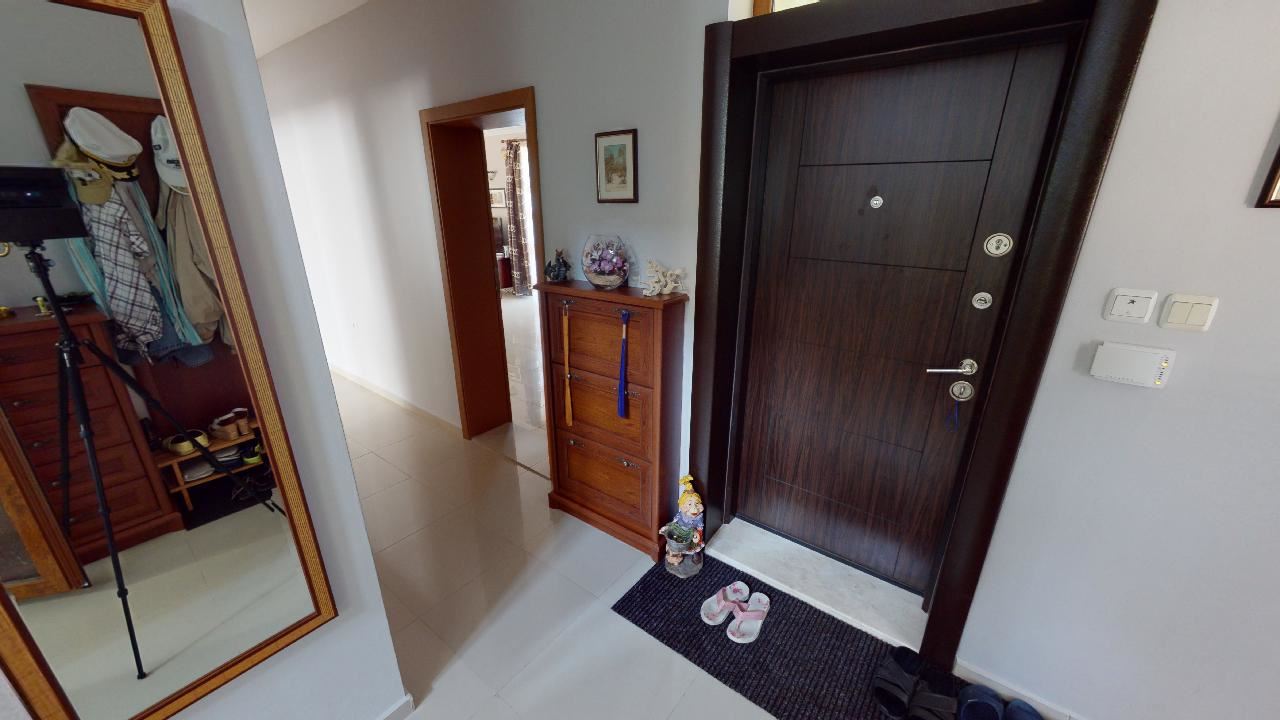 Třípatrový dům s bazénem a panoramatickým výhledem – jen 3 km od Sunny Beach