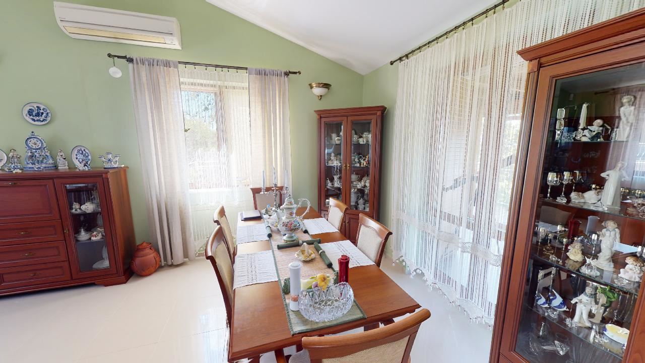 Třípatrový dům s bazénem a panoramatickým výhledem – jen 3 km od Sunny Beach