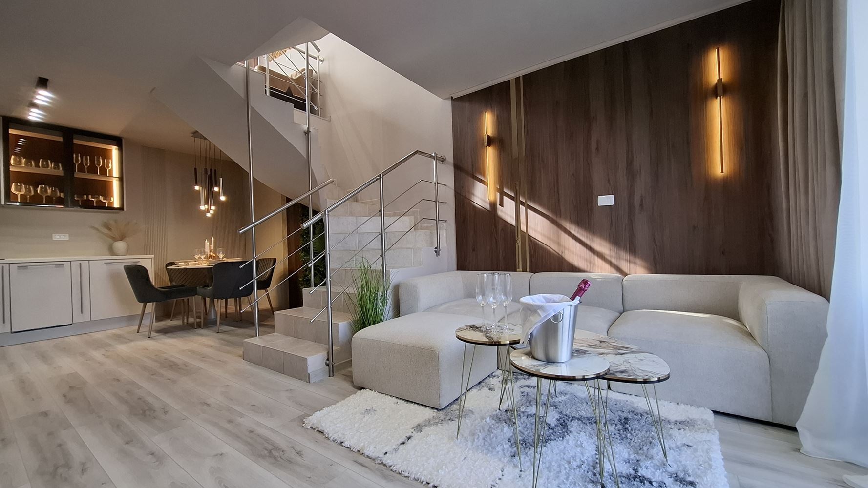 Luxusní třípodlažní townhouse 50 metrů od pláže – zcela nový domov s moderním interiérem a maximálním komfortem