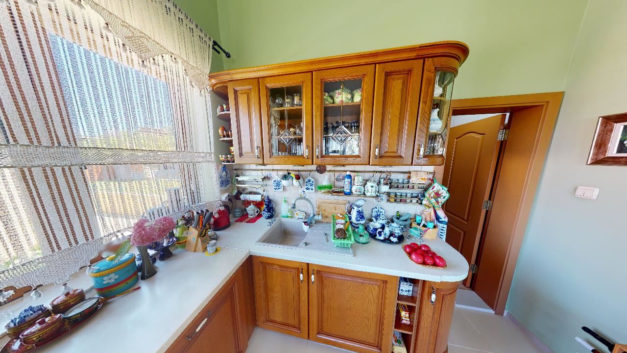 Třípatrový dům s bazénem a panoramatickým výhledem – jen 3 km od Sunny Beach