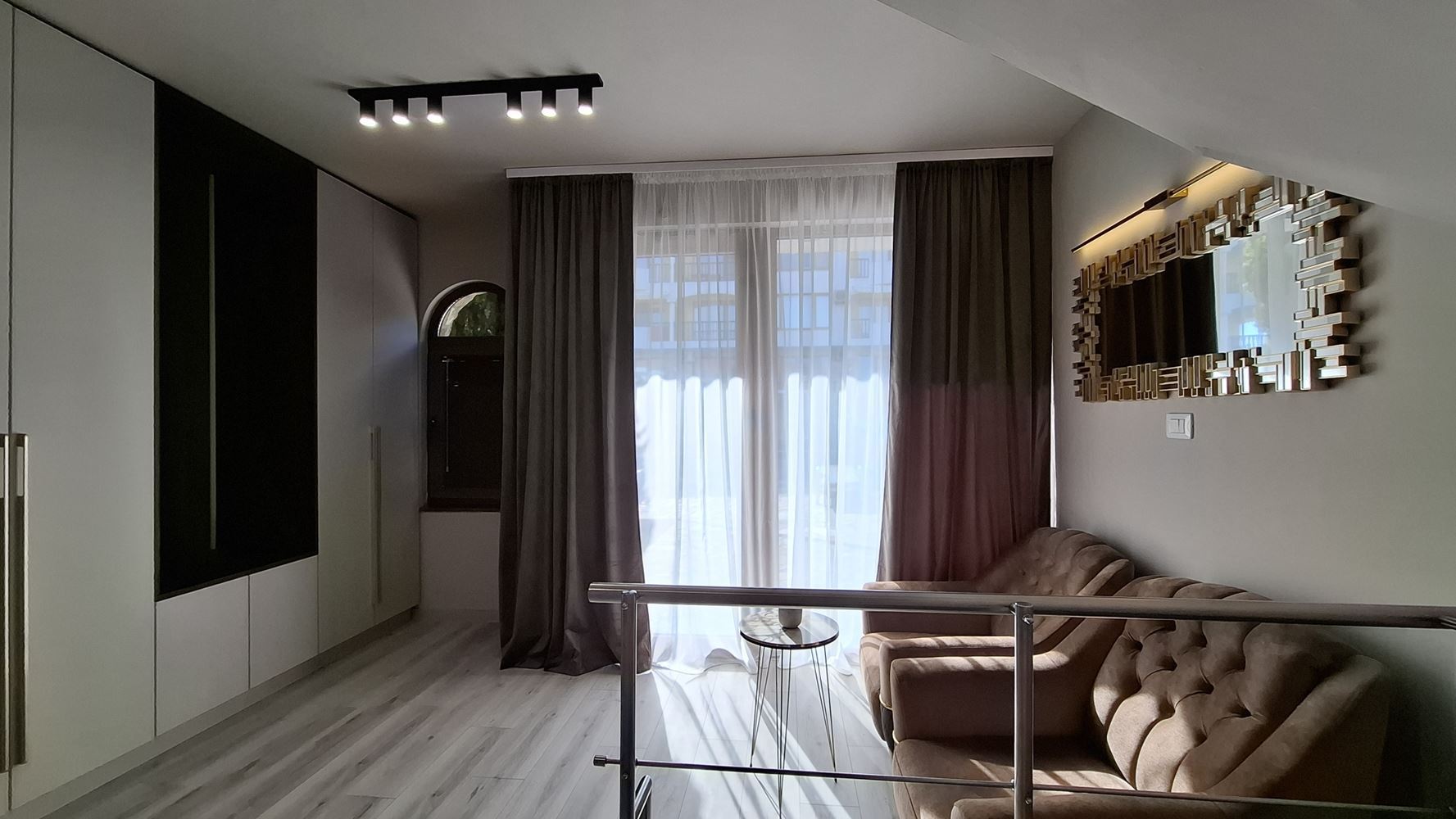 Luxusní třípodlažní townhouse 50 metrů od pláže – zcela nový domov s moderním interiérem a maximálním komfortem