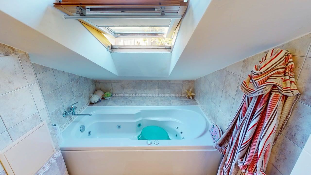 Panoramatický čtyřpatrový dům se 8 ložnicemi a výhledem na moře v letovisku Slunečný břeh – bez poplatku za údržbu