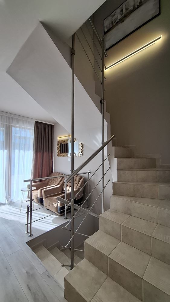 Luxusní třípodlažní townhouse 50 metrů od pláže – zcela nový domov s moderním interiérem a maximálním komfortem