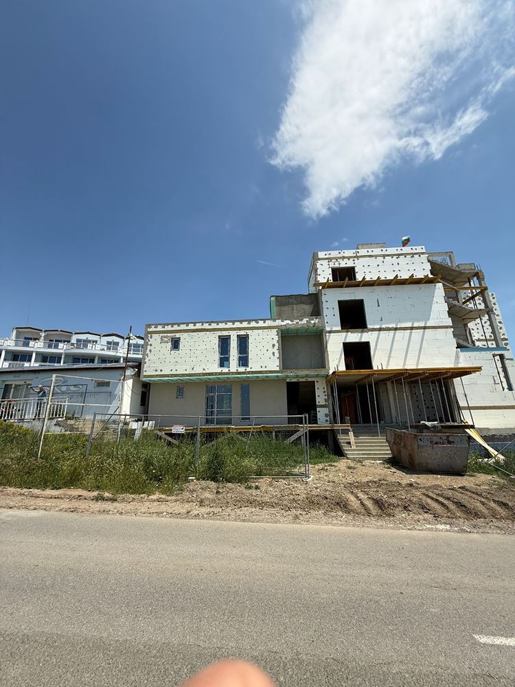 Luxusní prostorný dům s panoramatickými terasami a vlastní zahradou v moderním komplexu u moře