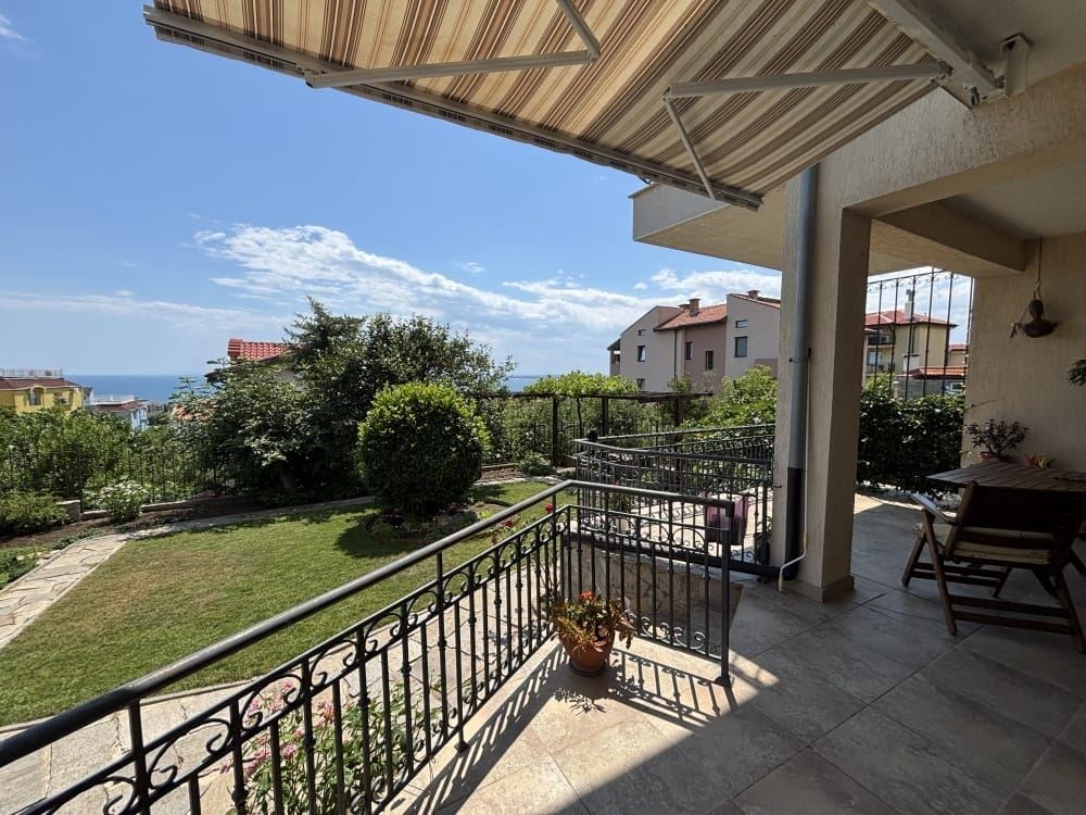 Samostatně stojící dům s panoramatickým výhledem na moře a vlastním pozemkem ve Sveti Vlas