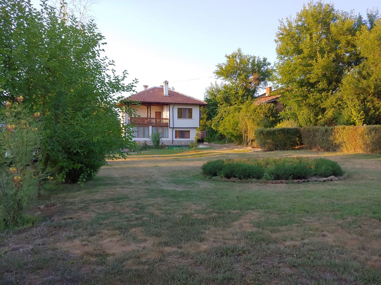 Prostorný dvoupodlažní dům s obrovskou zahradou, krbem, saunou a vířivkou v obci Drachevo