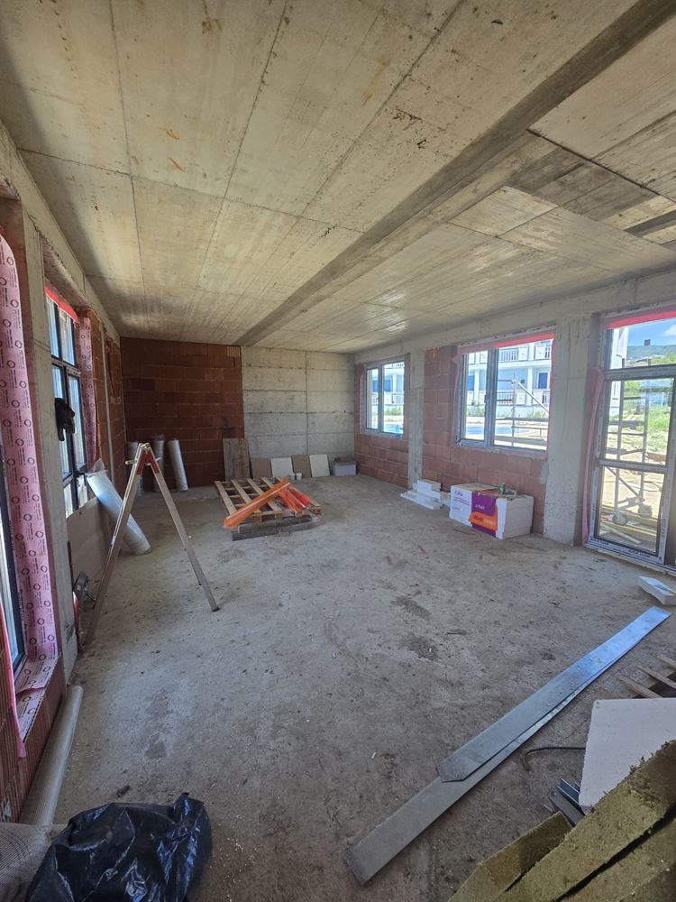 Luxusní prostorný dům s panoramatickými terasami a vlastní zahradou v moderním komplexu u moře
