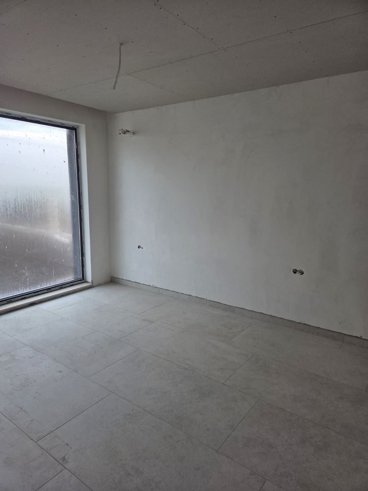 Pomorie – moderní dvoupodlažní dům se čtyřmi ložnicemi – bezpečnost, energetická účinnost a komfort bez kompromisů