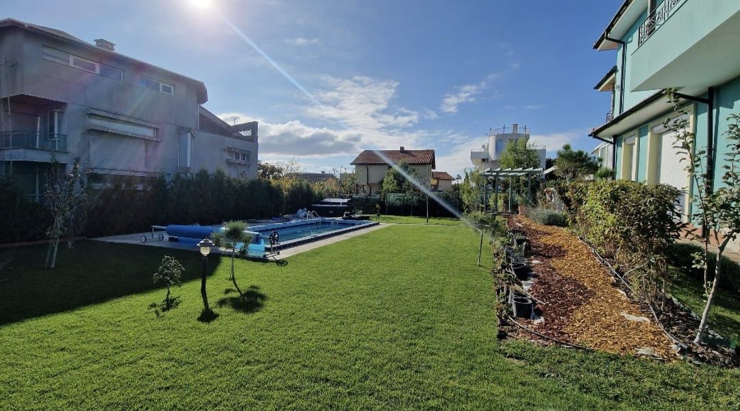 Moderní samostatný dům s panoramatem na moře a vyhřívaným bazénem v Chervenka, Chernomorets