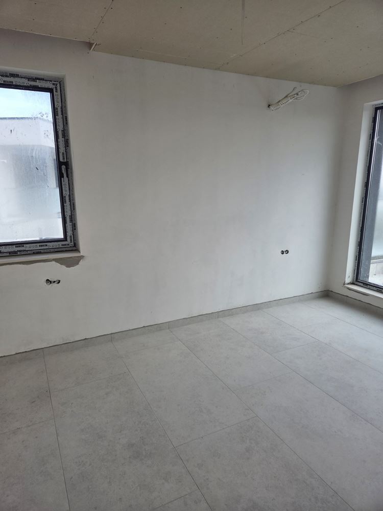 Pomorie – moderní dvoupodlažní dům se čtyřmi ložnicemi – bezpečnost, energetická účinnost a komfort bez kompromisů