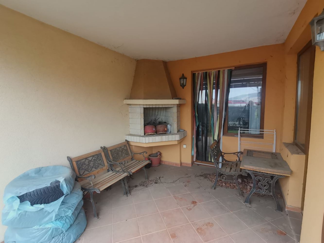 Prostorný dvoupokojový řadový dům se zahradou a terasami ve Sveti Vlas