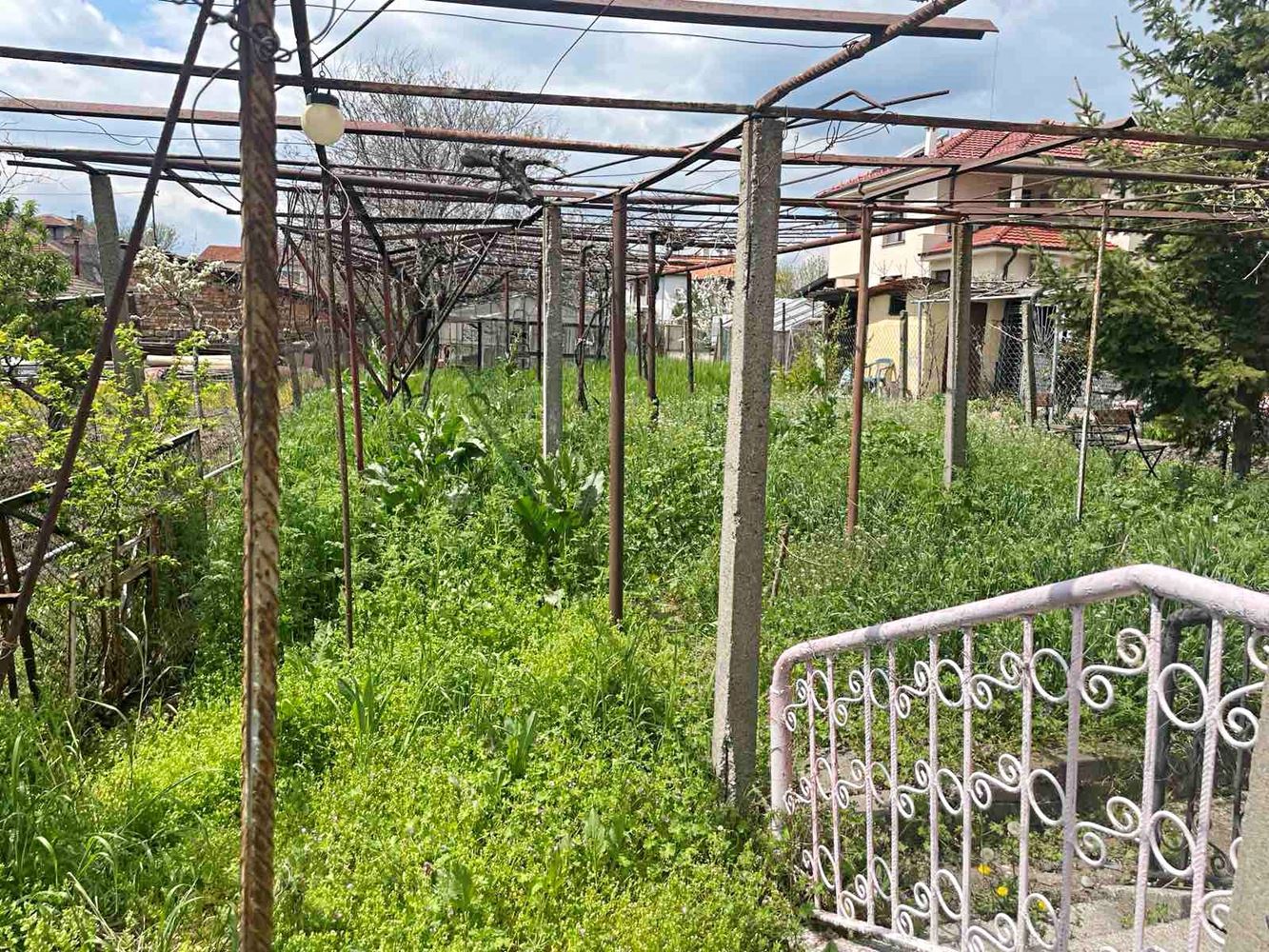 Samostatná část domu se zahradou v Burgasu – Banevo, prostornost, funkčnost a skvělá lokalita u minerálních lázní