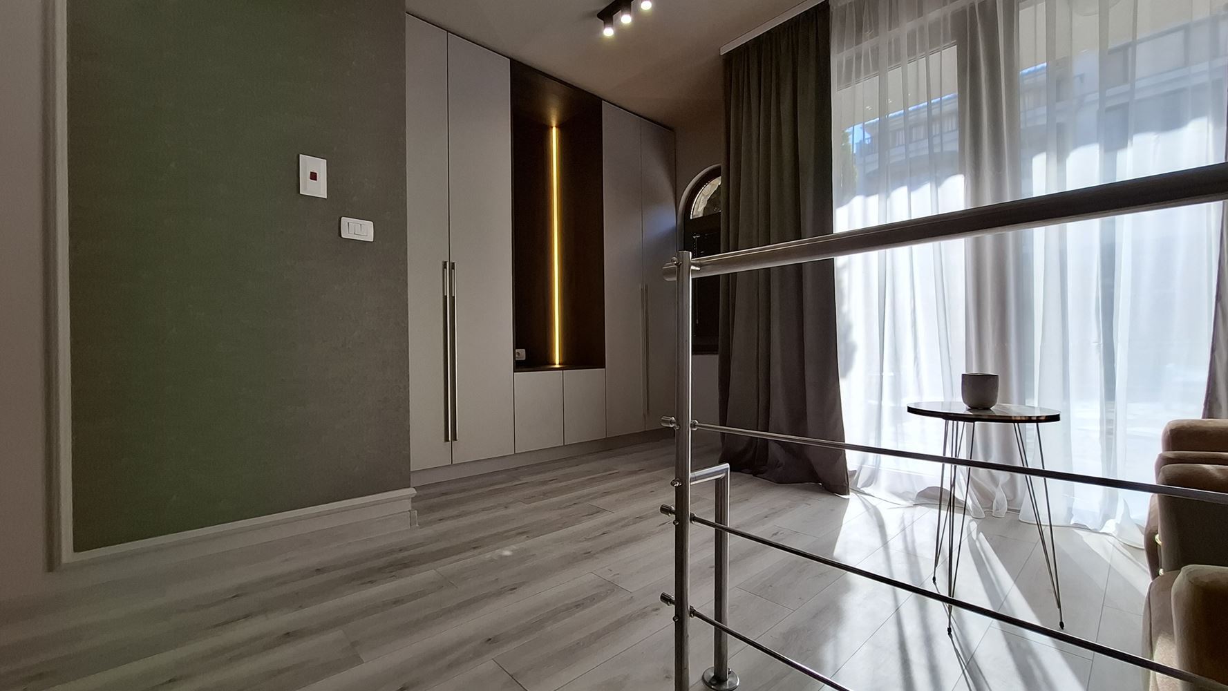 Luxusní třípodlažní townhouse 50 metrů od pláže – zcela nový domov s moderním interiérem a maximálním komfortem