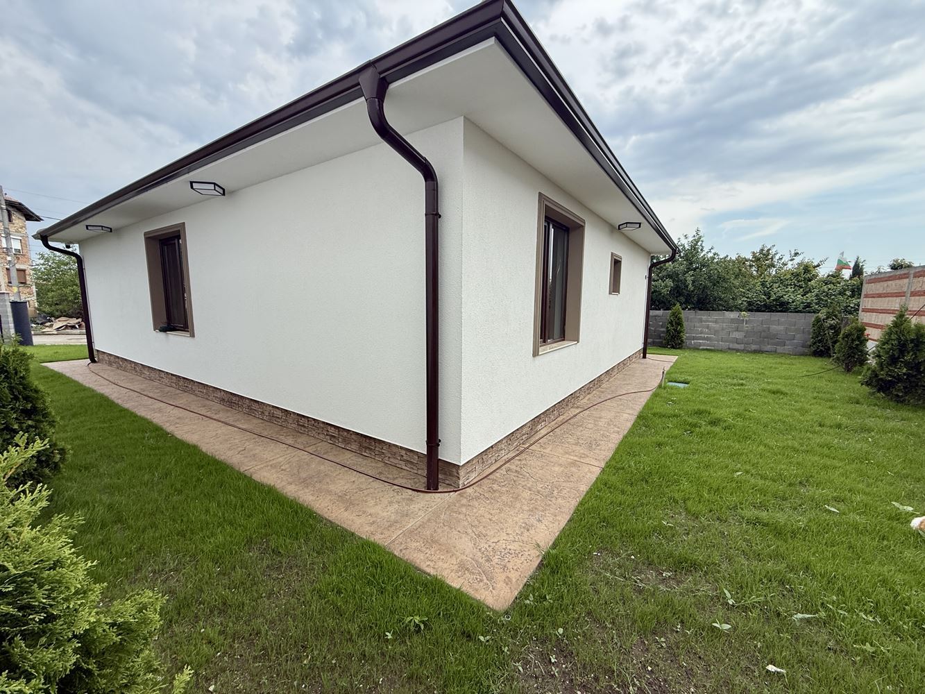 Nový přízemní dům se třemi ložnicemi a vlastní zahradou – komfort, klid a kvalita v blízkosti Slunečného pobřeží