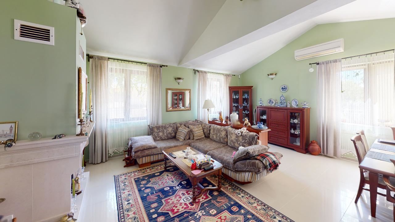 Třípatrový dům s bazénem a panoramatickým výhledem – jen 3 km od Sunny Beach