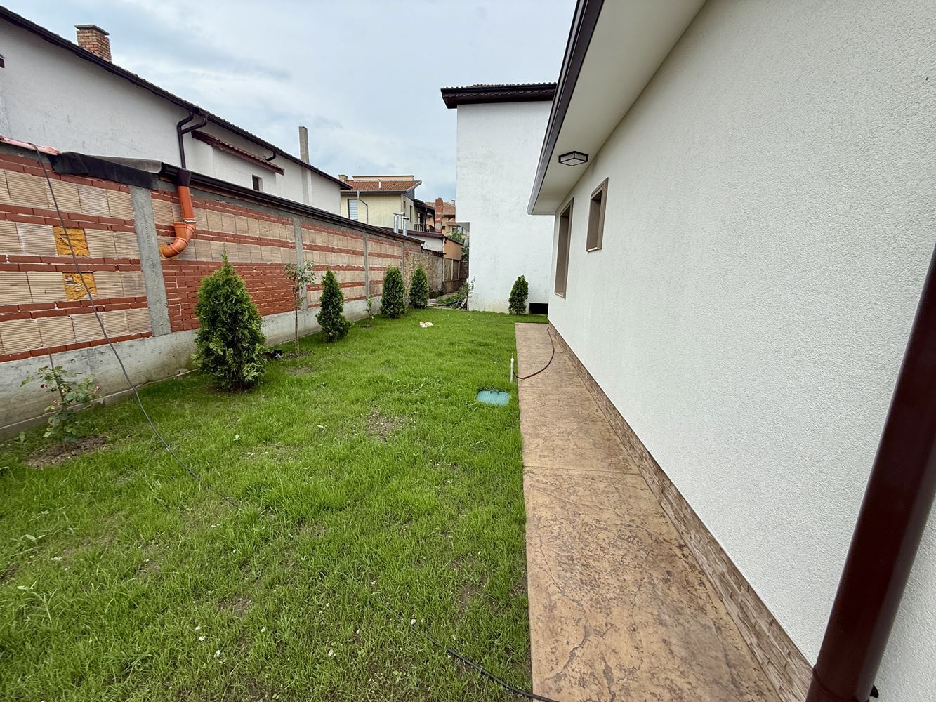 Nový přízemní dům se třemi ložnicemi a vlastní zahradou – komfort, klid a kvalita v blízkosti Slunečného pobřeží
