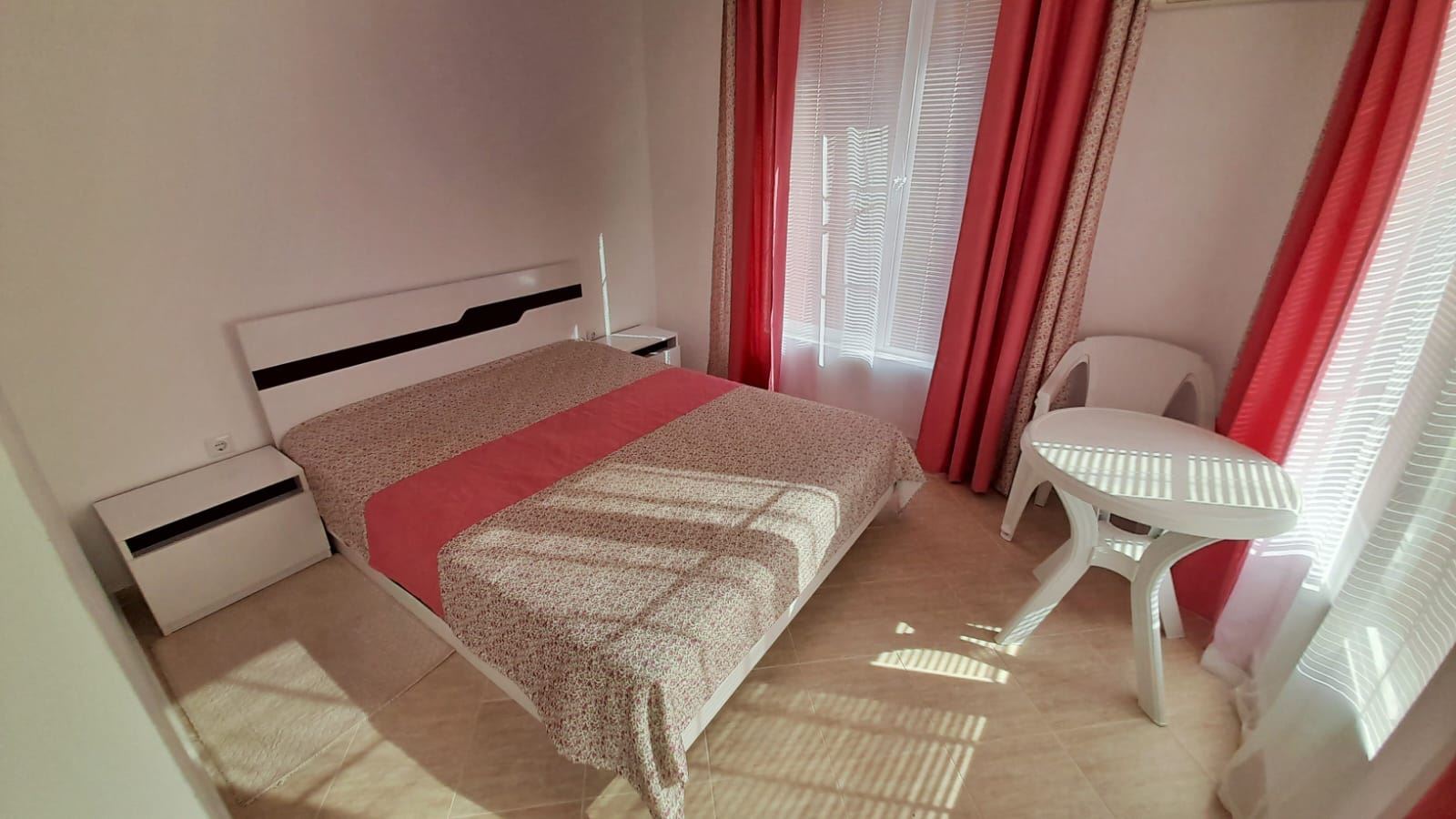 Samostatný dům se zahradou a bazénem ve vilové zóně Slunečného pobřeží