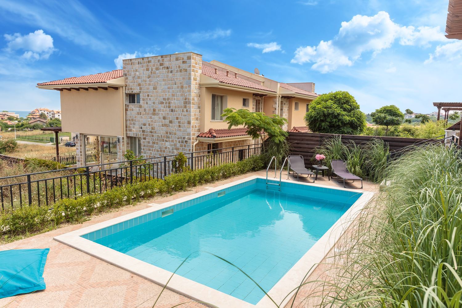 Prestižní přímořský dům s bazénem v Lozenets – luxus, klid a inspirující výhledy