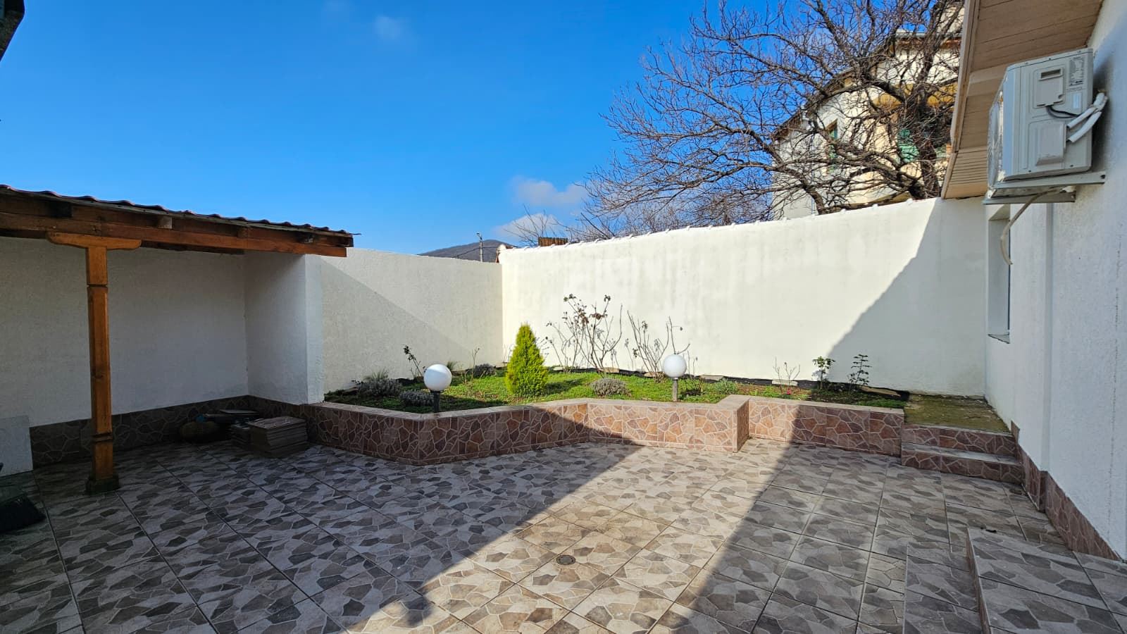 Výjimečný přízemní dům s prostornou zahradou v klidné vesnici Kosharitsa