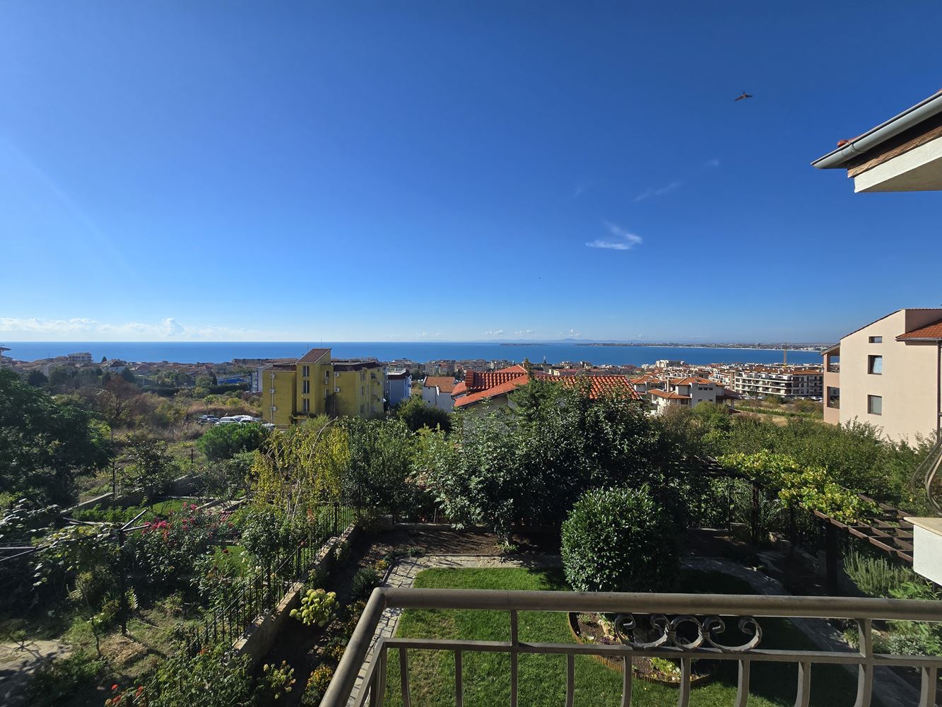 Samostatně stojící dům s panoramatickým výhledem na moře a vlastním pozemkem ve Sveti Vlas