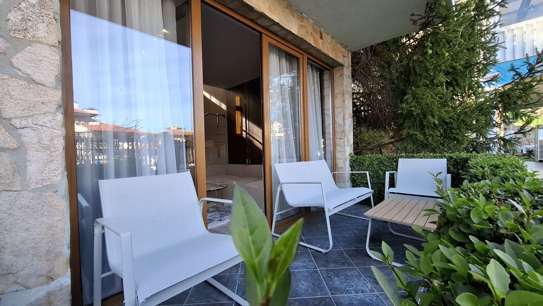 Luxusní třípodlažní townhouse 50 metrů od pláže – zcela nový domov s moderním interiérem a maximálním komfortem