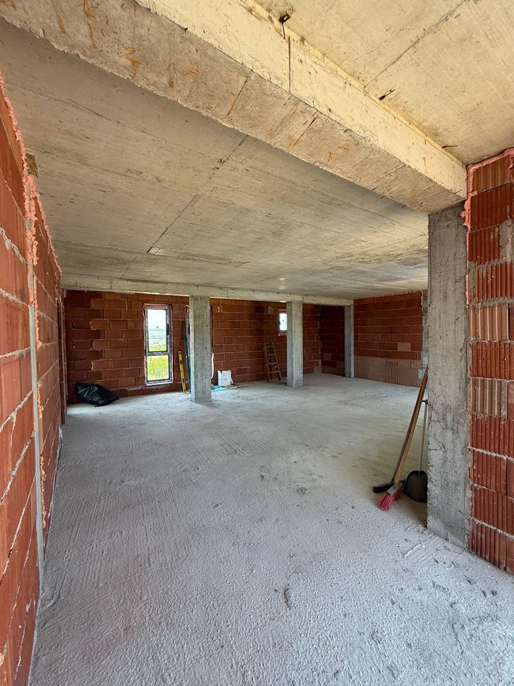 Luxusní prostorný dům s panoramatickými terasami a vlastní zahradou v moderním komplexu u moře
