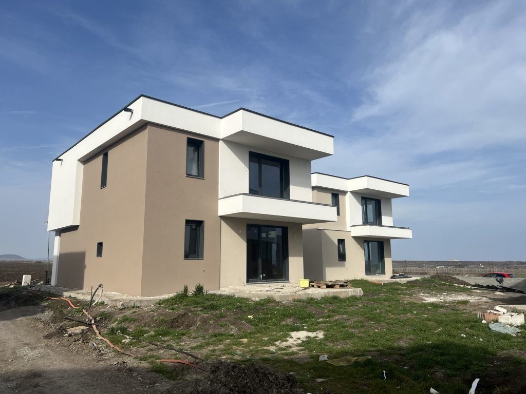 Pomorie – moderní dvoupodlažní dům se čtyřmi ložnicemi – bezpečnost, energetická účinnost a komfort bez kompromisů