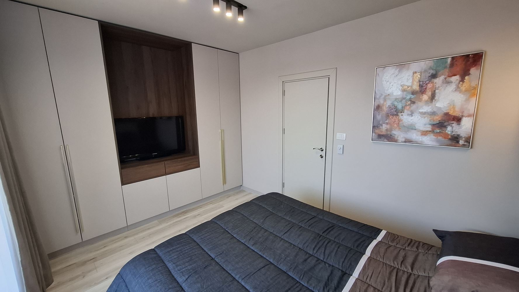 Luxusní třípodlažní townhouse 50 metrů od pláže – zcela nový domov s moderním interiérem a maximálním komfortem