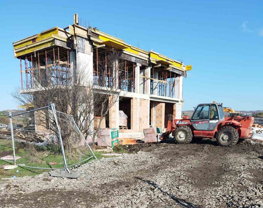 Moderní dům s pěti pokoji a pozemkem 400 m², třemi ložnicemi a bez poplatku za údržbu ve Vetrenu v Burgasu