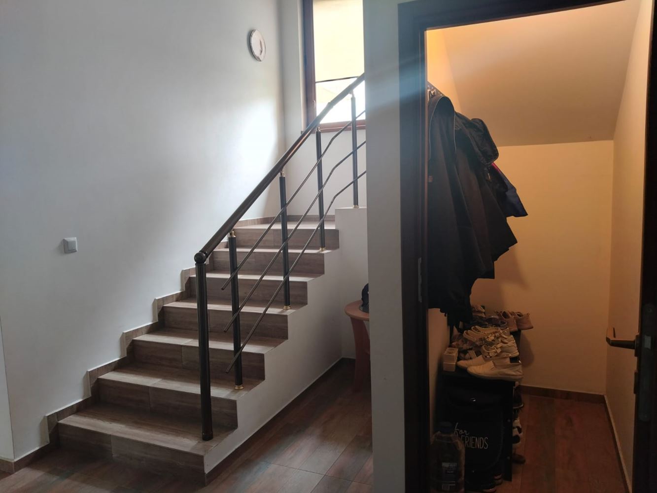 Prostorný třípodlažní rodinný dům v centru Ravdy – komfort, prestiž a plná samostatnost