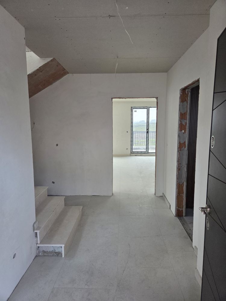 Pomorie – moderní dvoupodlažní dům se čtyřmi ložnicemi – bezpečnost, energetická účinnost a komfort bez kompromisů