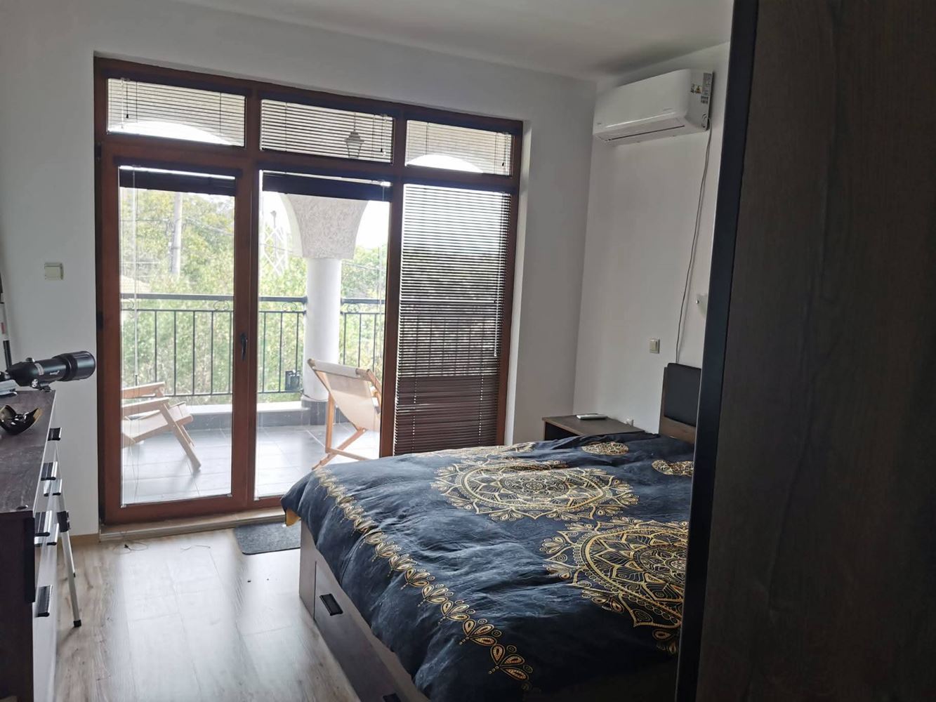 Dvoupodlažní samostatný dům v obci Goritsa – plně zrekonstruovaný domov se zahradou a krásnou verandou