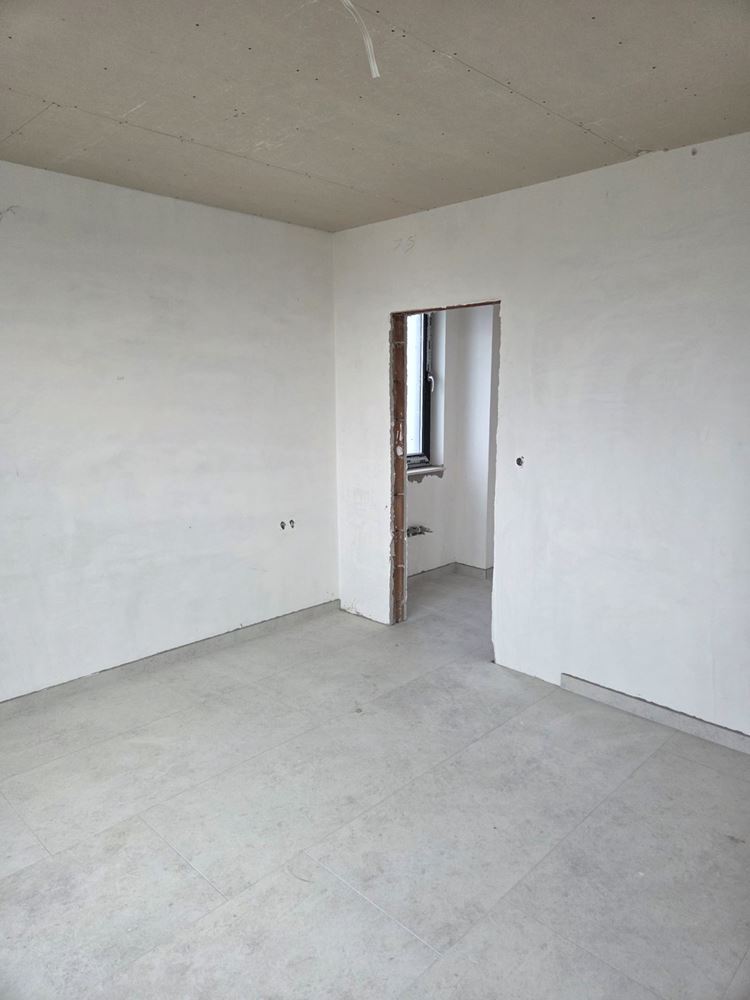 Pomorie – moderní dvoupodlažní dům se čtyřmi ložnicemi – bezpečnost, energetická účinnost a komfort bez kompromisů