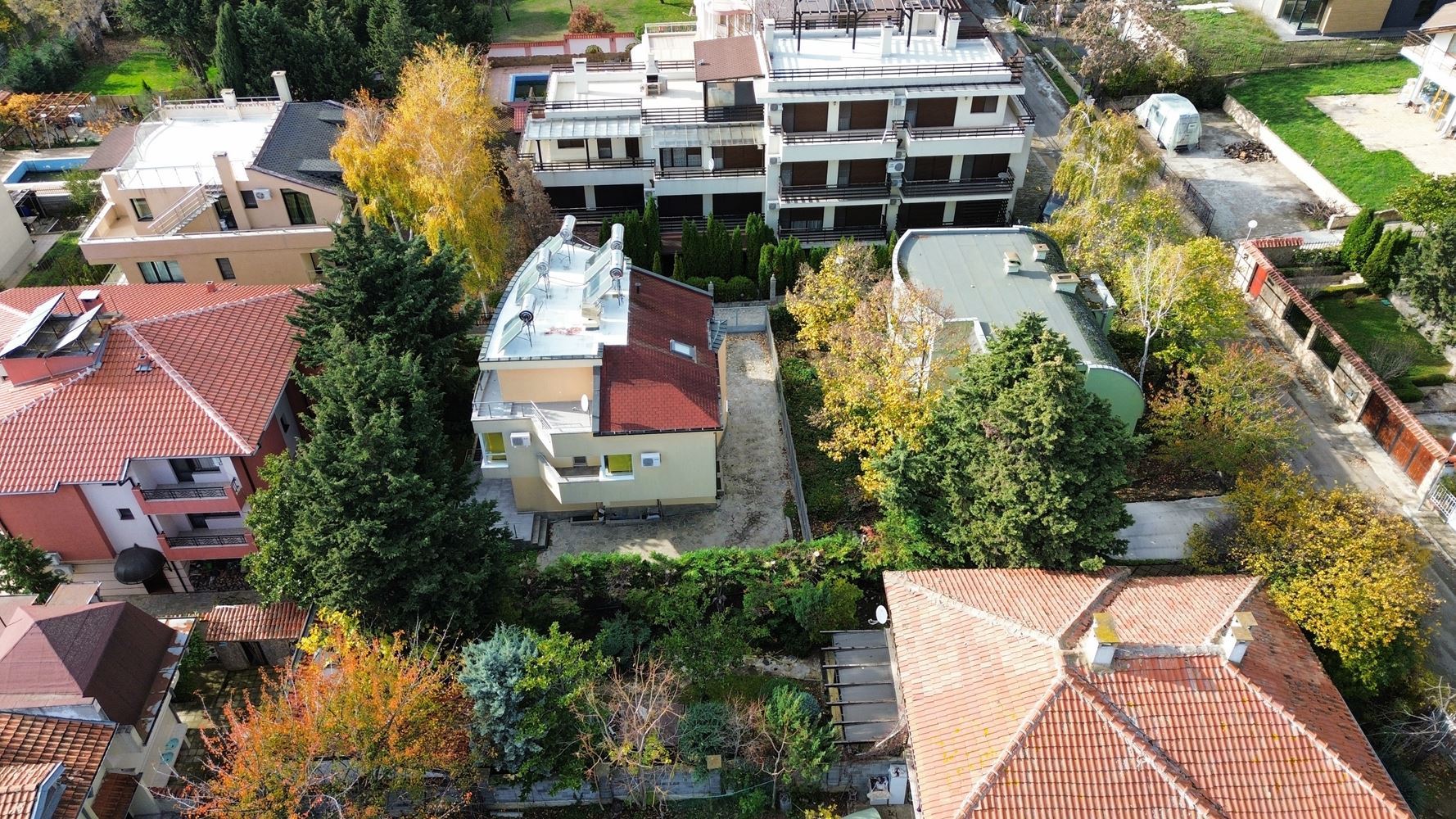 Panoramatický čtyřpatrový dům se 8 ložnicemi a výhledem na moře v letovisku Slunečný břeh – bez poplatku za údržbu