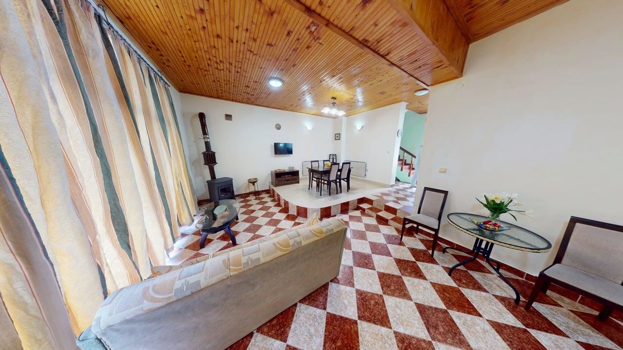 Dvoupodlažní dům ve vesnici Poroj – klid, prostor a pohodlí u moře