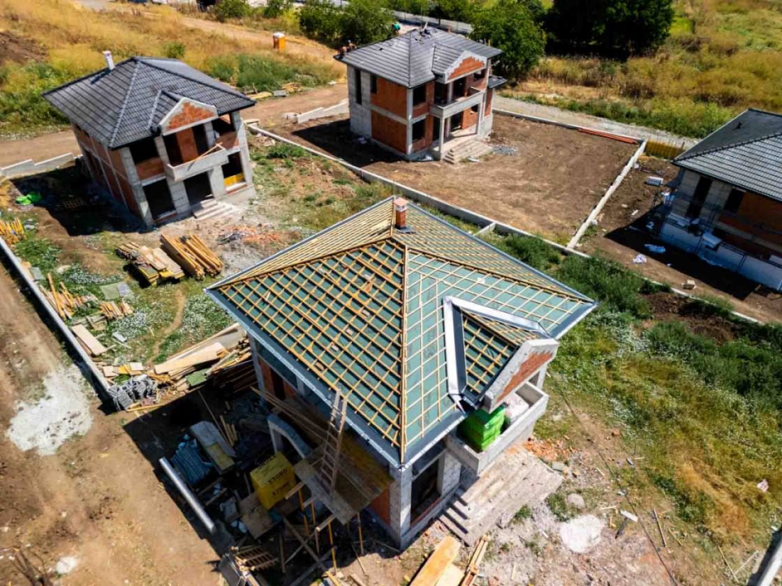 Samostatně stojící dům s velkou zahradou a čtyřmi ložnicemi – obec Cherni Vrah