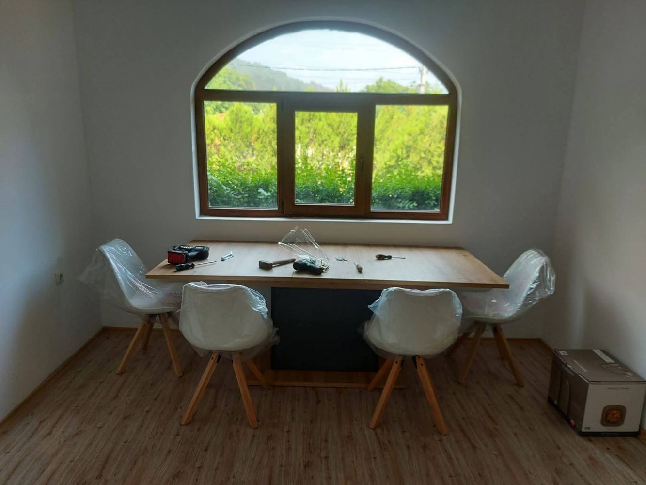 Dvoupodlažní samostatný dům v obci Goritsa – plně zrekonstruovaný domov se zahradou a krásnou verandou