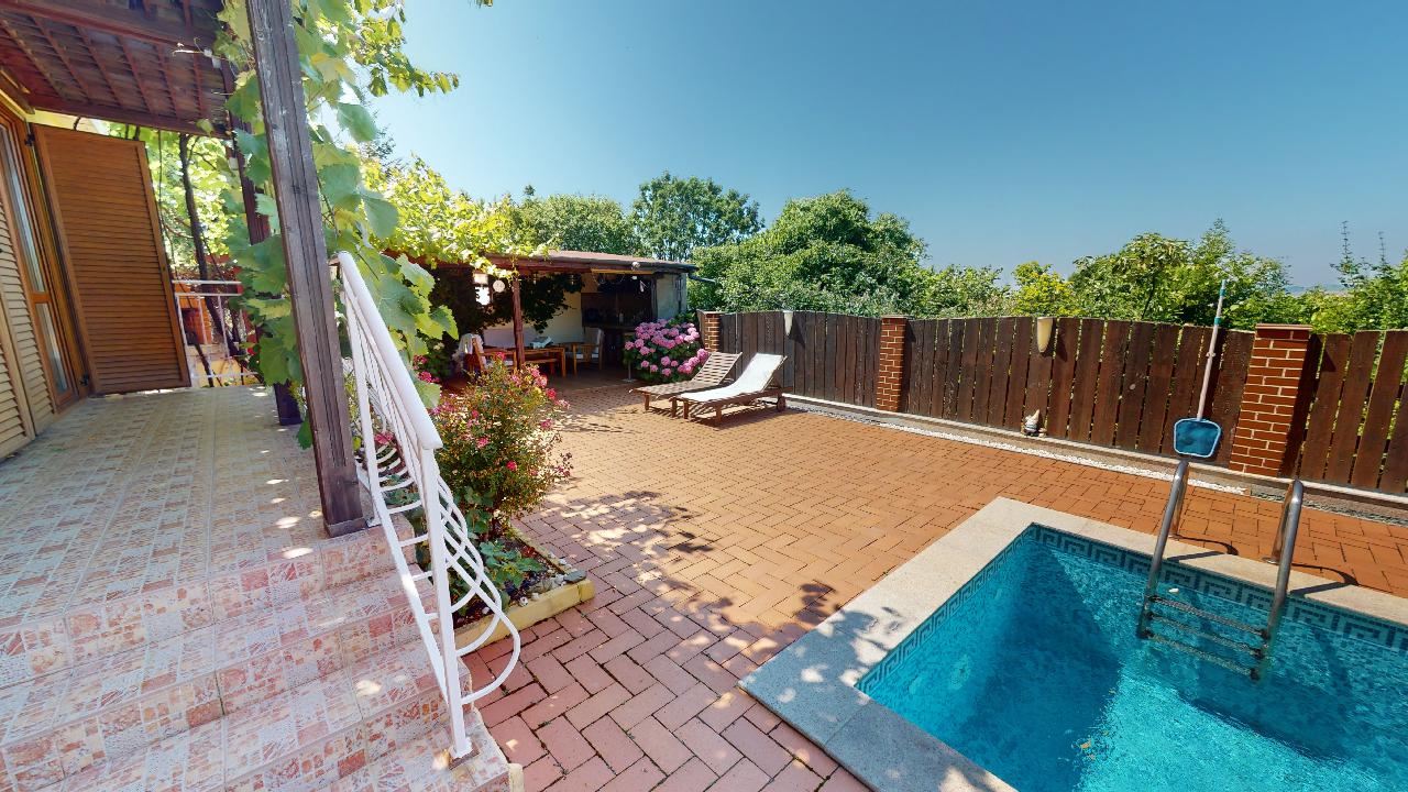 Třípatrový dům s bazénem a panoramatickým výhledem – jen 3 km od Sunny Beach