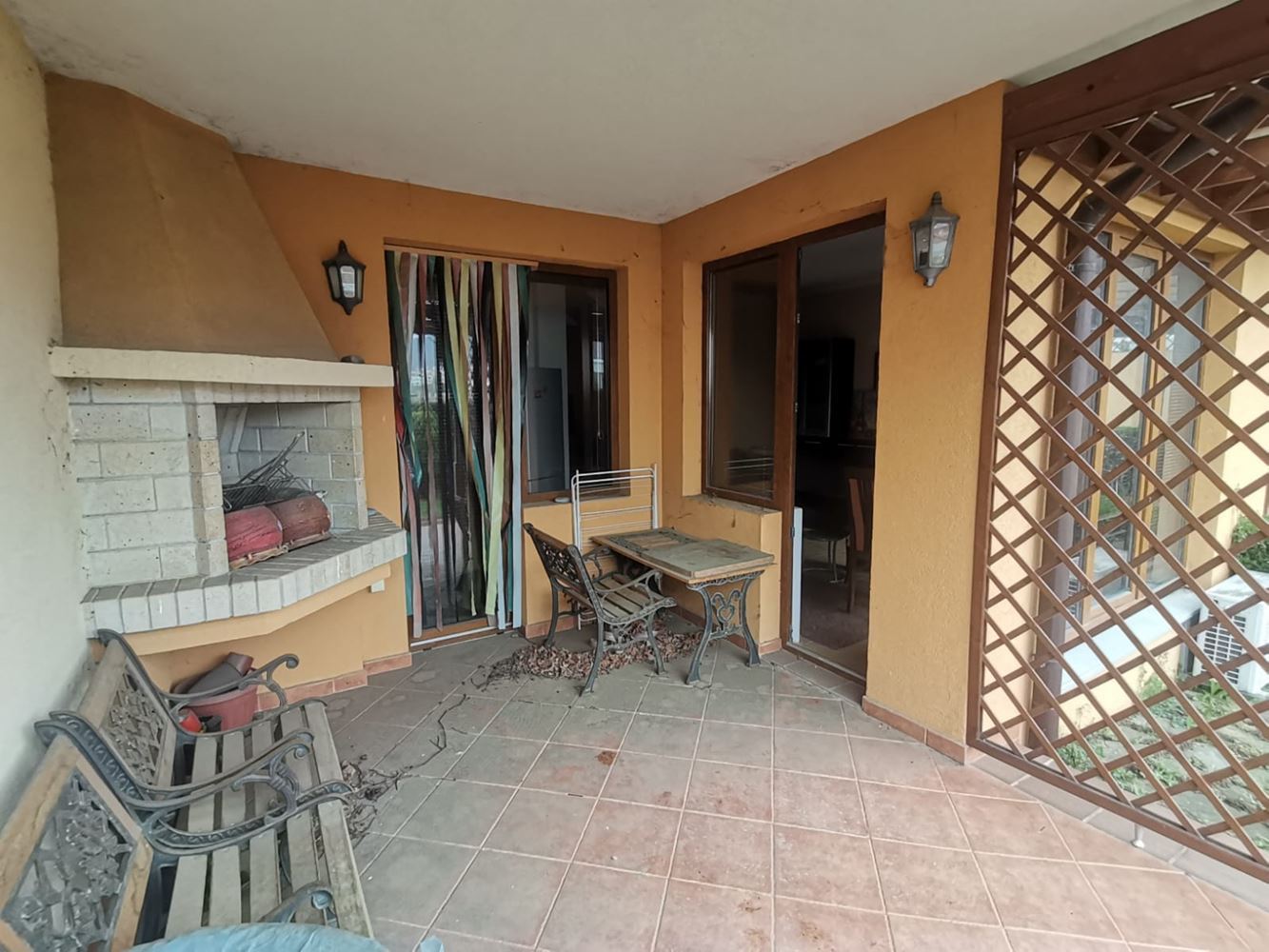 Prostorný dvoupokojový řadový dům se zahradou a terasami ve Sveti Vlas