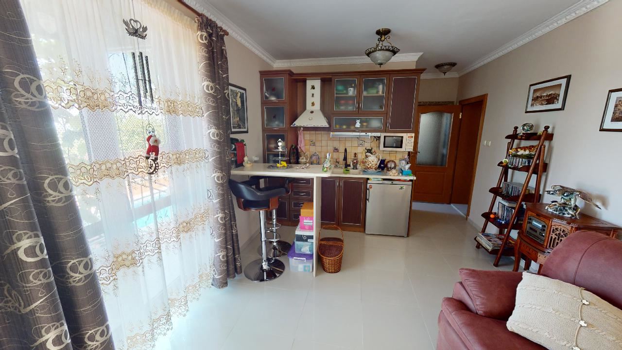 Třípatrový dům s bazénem a panoramatickým výhledem – jen 3 km od Sunny Beach