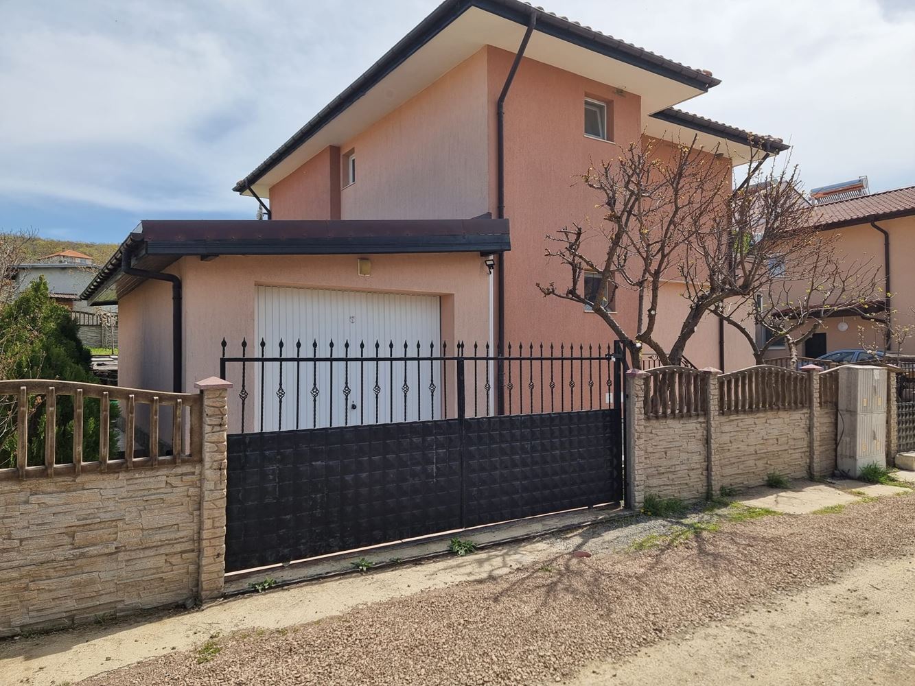 Krásný dvoupodlažní dům se zahradou, garáží a moderním vytápěním v Košarici