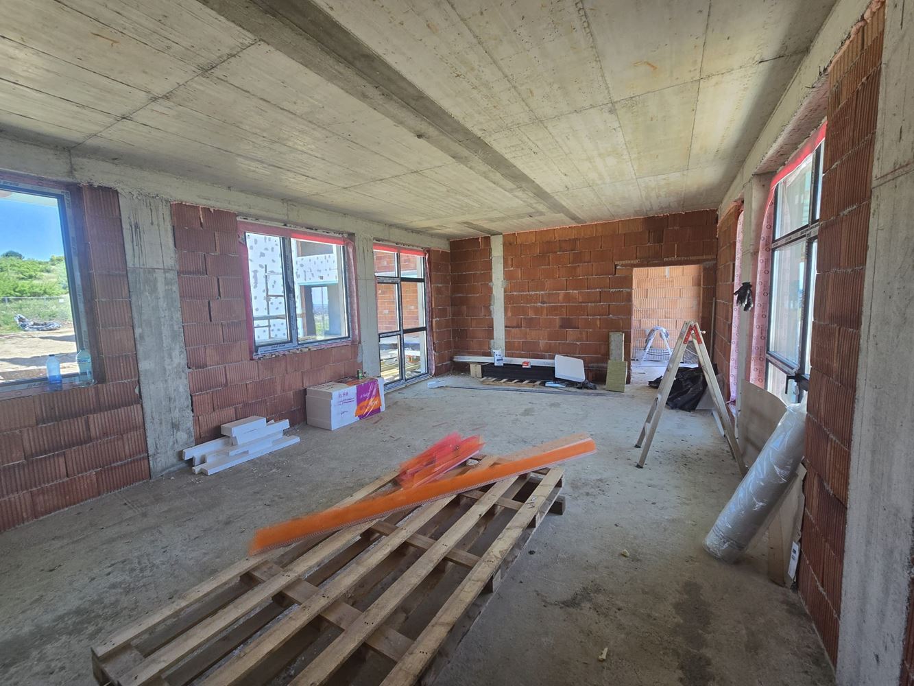 Luxusní prostorný dům s panoramatickými terasami a vlastní zahradou v moderním komplexu u moře