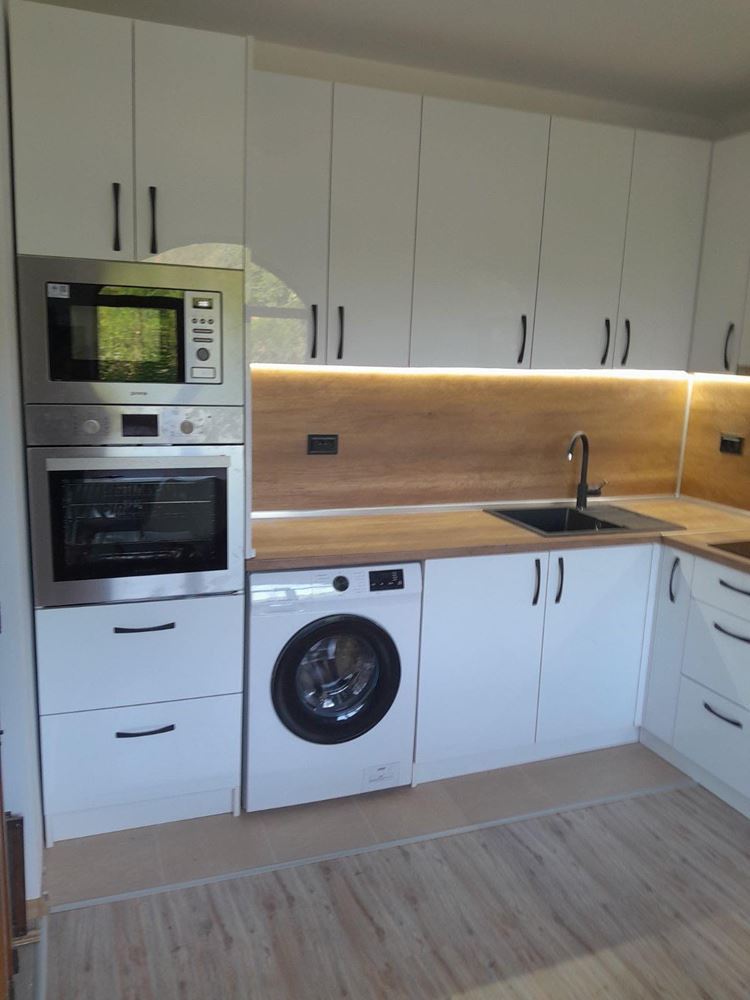 Dvoupodlažní samostatný dům v obci Goritsa – plně zrekonstruovaný domov se zahradou a krásnou verandou