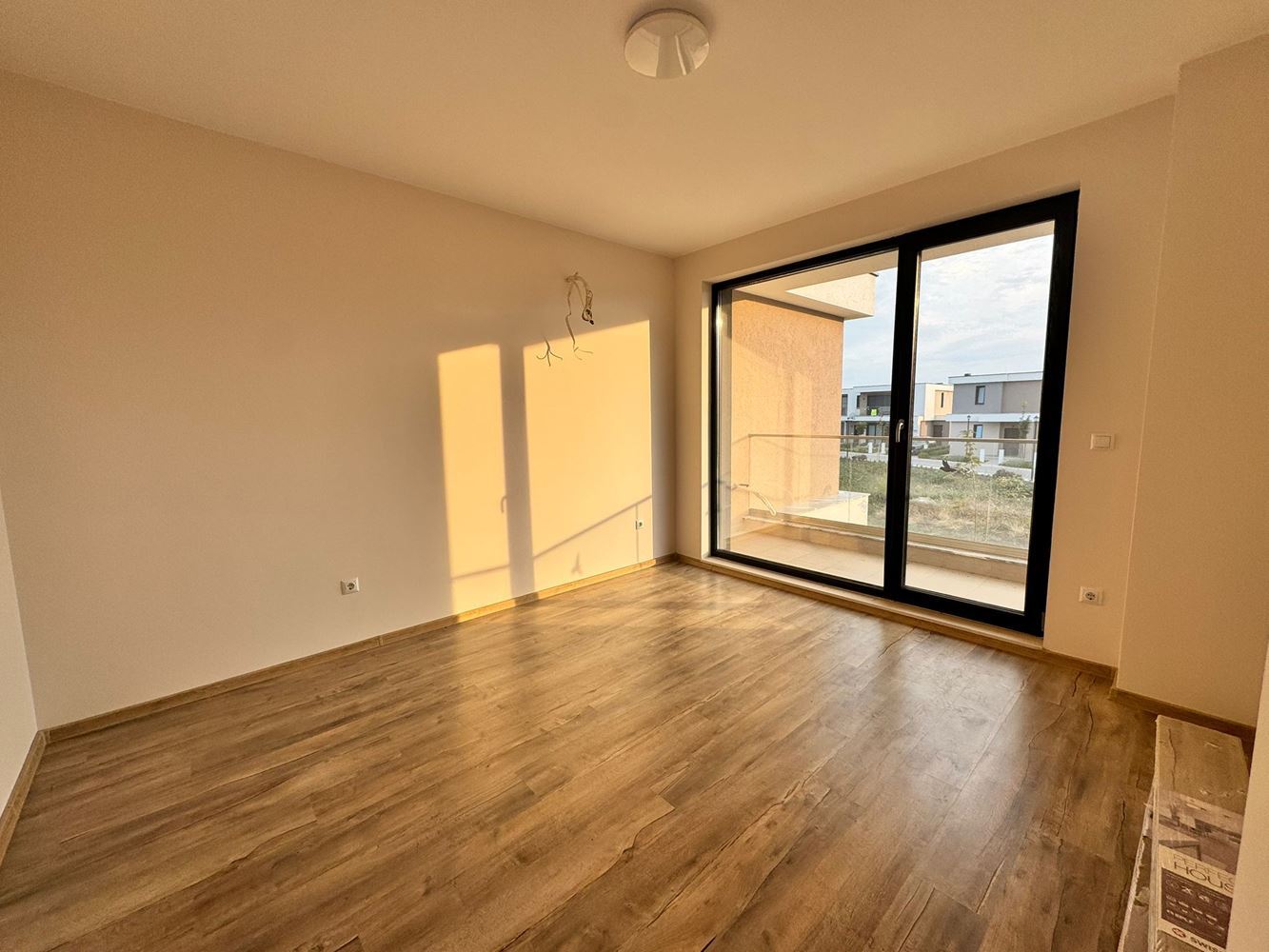 Moderní dvoupatrový dům se zahradou v luxusním komplexu mezi Pomorie a Sarafovo – styl, prostor a příroda