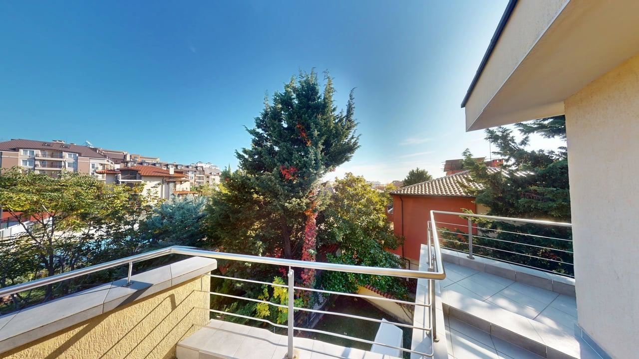 Panoramatický čtyřpatrový dům se 8 ložnicemi a výhledem na moře v letovisku Slunečný břeh – bez poplatku za údržbu