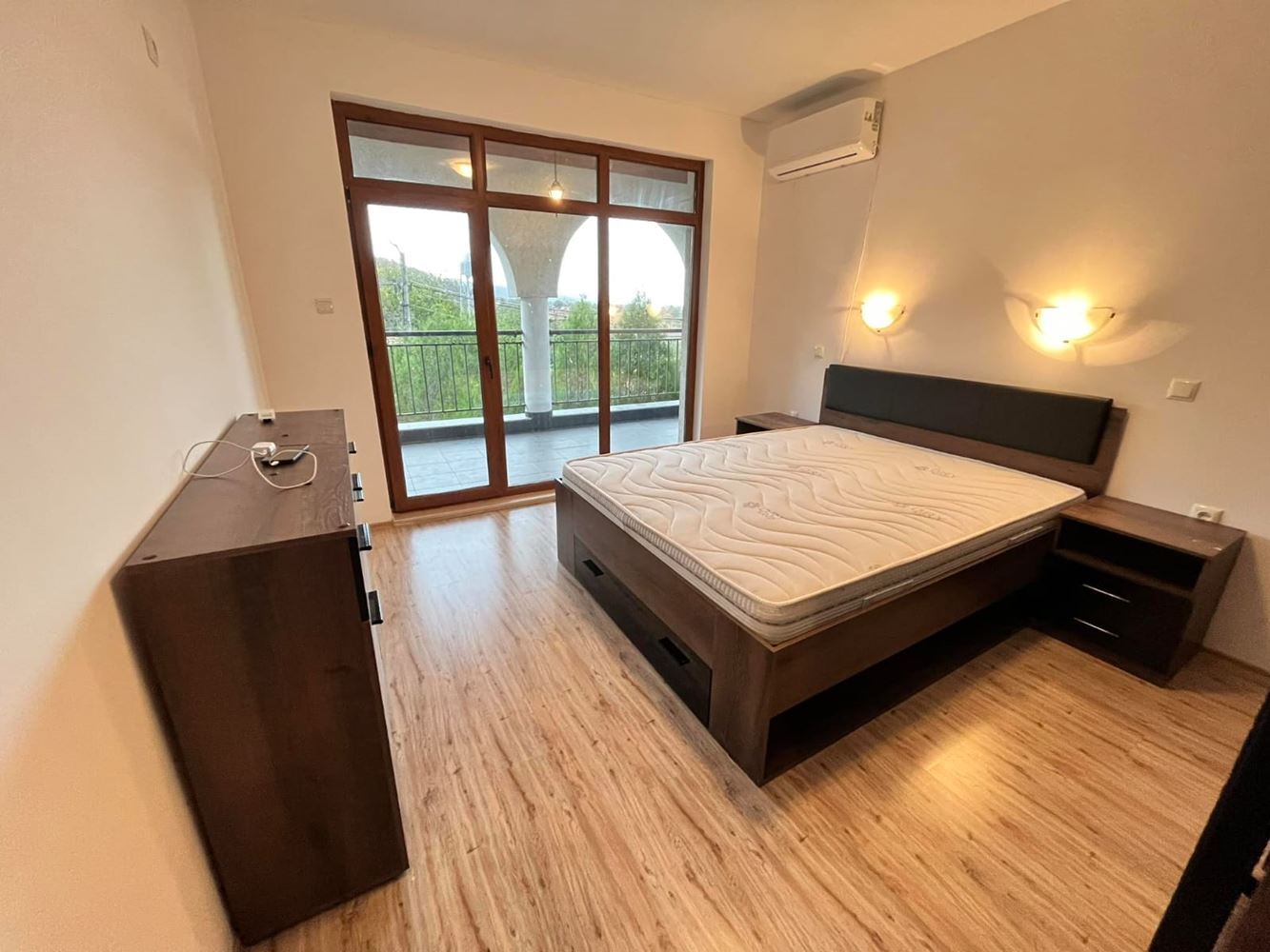 Dvoupodlažní samostatný dům v obci Goritsa – plně zrekonstruovaný domov se zahradou a krásnou verandou