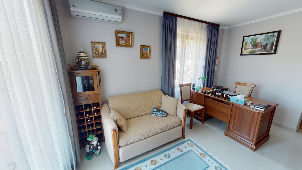 Třípatrový dům s bazénem a panoramatickým výhledem – jen 3 km od Sunny Beach