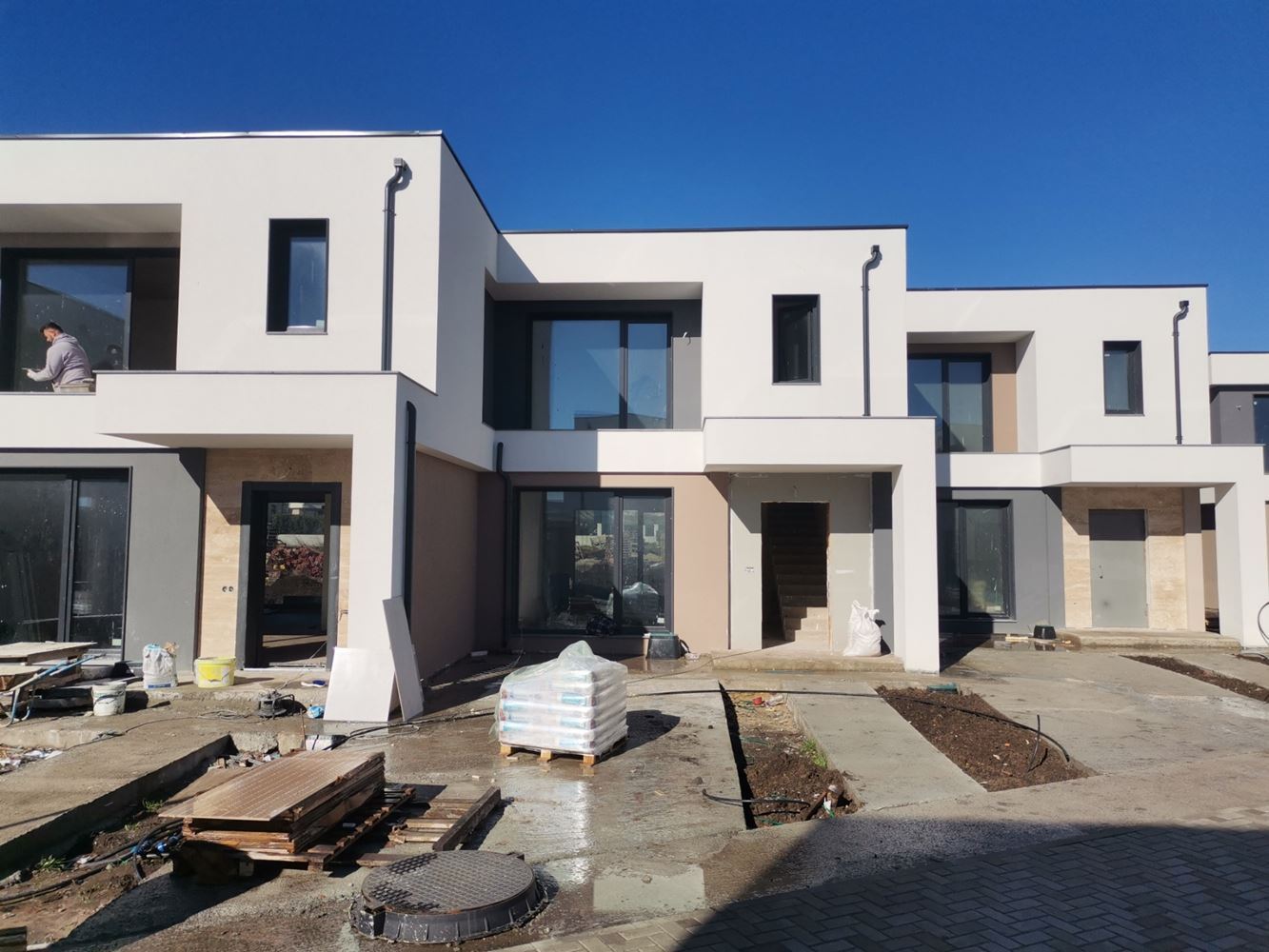 Moderní dvoupodlažní dům v uzavřeném komplexu mezi Pomorie a Sarafovo – komfort, bezpečí a celoroční bydlení